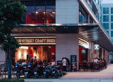 Taproom được xây dựng với ưu tiên là mang đến du khách một không gian thoải mái, nơi họ có thể thư giãn và ngắm nhìn quang cảnh đường phố nhộn nhịp. 