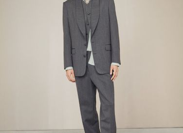 Bộ suit màu đơn sắc với kiểu dáng hiện đại.