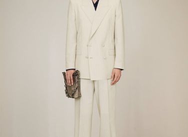 Bộ suit màu trung tính với kiểu dáng mang nét truyền thống kết hợp hiện đại.