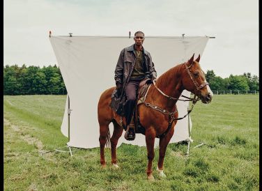 Fendi: áo len bằng vải canvas chống nước 4.400 USD, áo polo len 1.590 USD; Tod’s: quần len wool-twill 1.095 USD; Brunello Cucinelli: bốt da 1.795 USD; Thom Sweeney: găng tay da lộn 470 USD.