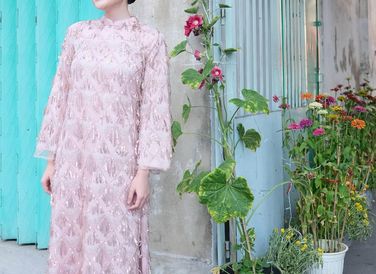 Uyển Ân khoe nhan sắc rạng rỡ ngày mùng 2 Tết trong chiếc áo dài Phấn Lễ.