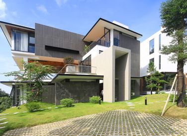 Căn biệt thự có quy mô gồm một tầng hầm và 3 tầng nổi, được xây dựng trên khu đất rộng 1.050 m2, hưởng tầm nhìn trực tiếp ra sân golf Tam Đảo (Vĩnh Phúc).