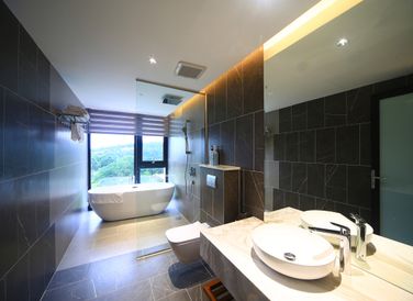 Phòng vệ sinh với bồn tắm nằm để tăng yếu tố nghỉ dưỡng.