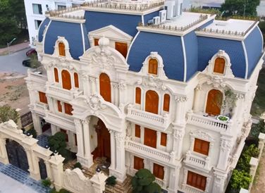 Căn biệt thự có tổng diện tích khoảng 600m2, diện tích xây dựng 300m2, còn lại là sân vườn. Nhà gồm 4 tầng và 1 hầm.