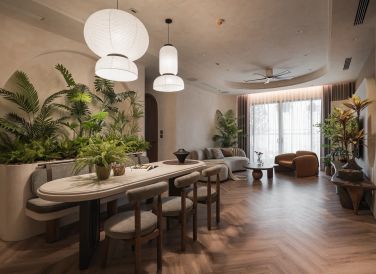 Căn hộ có diện tích 200 m2, thuộc một tòa nhà chung cư thuộc quận Thanh Xuân (Hà Nội). Công năng gồm phòng khách, bếp - ăn, hai phòng ngủ, một phòng làm việc và khu vui chơi cho con.
