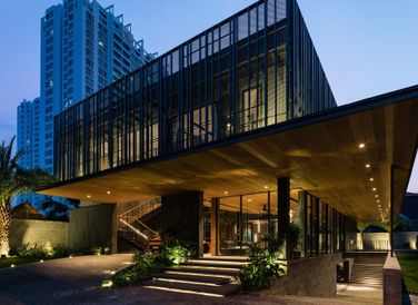 Lấy cảm hứng từ Villa Savoye - một trong những biểu tượng của kiến trúc thế kỷ 20, căn biệt thự là một hộp thép nằm tựa trên các cột, giải phóng không gian tầng trệt.