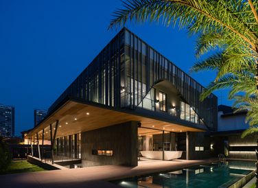 Tọa lạc tại khu Thảo Điền (quận 2, TP HCM), 911 Villa được thiết kế dành cho gia chủ thích sưu tập xe hơi.