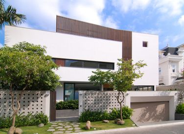 Tọa lạc tại quận 2 (TP HCM), Eden villa xuất hiện ấn tượng trên tờ tạp chí kiến trúc Archdaily với lối thiết kế khác biệt, không gian thoáng sáng tràn ngập cây xanh.