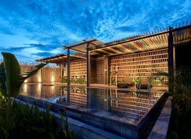 Kiến trúc sư Phạm Thanh Truyền vì thế đã tính toán kỹ lưỡng phương án thiết kế nhằm chống lại sự thay đổi của các dạng thời tiết.