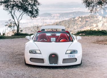 Tại buổi đấu giá "The Lunar New Year Collection" của trang Collecting Cars, siêu phẩm hàng thửa Bugatti Veyron Grand Sport ‘Wei Long 2012’ phiên bản Rồng độc nhất thế giới vừa được bán thành công hôm 18/2/2024 với số tiền là 1,61 triệu Euro, tương đương hơn 1,7 triệu USD.
