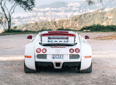 Đây là tác phẩm của Bugatti kết hợp cùng nhà sản xuất gốm trứ danh Konigliche Porzellan Manufaktur Berlin, được đặt riêng cho một khách hàng giấu tên. Chiếc xe được sản xuất nhân năm Rồng 2012, ra mắt trong khuôn khổ Triển lãm ô tô Bắc Kinh tại Trung Quốc năm Nhâm Thìn 2012. Do đó, hình tượng con rồng Á Đông, một biểu tượng văn hóa và tín ngưỡng quan trọng của người phương Đông được thể hiện đậm nét trên mẫu siêu xe này.