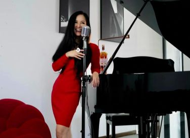Căn hộ có nội thất sang trọng, trang trí nhiều tranh vẽ, album, tạo không gian đậm chất nghệ thuật. Hồng Nhung cũng thường xuyên mời các đồng nghiệp, bạn bè thân thiết tới nhà chơi. 