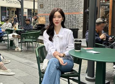 Chẳng cần ăn vận cầu kỳ, chỉ cần diện áo blouse trắng mix cùng quần jeans xanh là cô nàng này đã có set đồ ưng mắt. Đây cũng là combo cơ bản, có thể hợp với mọi style, mọi lứa tuổi để bạn có thể dễ dàng áp dụng theo