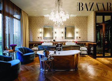 Nhìn tổng thể, nội thất trong biệt thự của NTK Thái Công mang phong cách Art Deco được thể hiện qua giấy dán tường với họa tiết hình học (geometric), tay cầm cầu thang vách kính bọc đường biên gỗ dày dặn và sắc nét