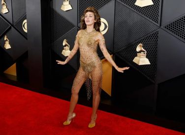 Là người không ngại hở bạo, Miley Cyrus tự tin khoe trọn body quyến rũ trong bộ váy kim loại xuyên thấu gần như nude 100%, tua rua táo bạo