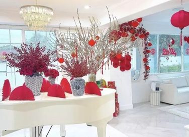 Nàng hậu chọn sắc đỏ chủ đạo cho không gian căn nhà để đón Tết.