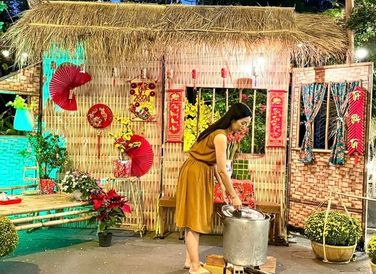 Trước căn biệt thự 10 tỷ tại quận 7 (TP HCM), Á hậu Trịnh Kim Chi đầu tư trang trí quang cảnh Tết miền quê.