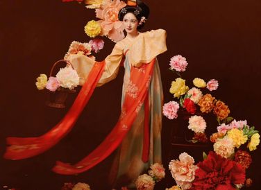 Dương Mịch được netizen khen ngợi là đẹp rực rỡ không kém cạnh các đóa hoa mẫu đơn xung quanh
