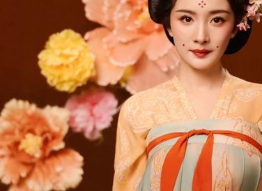 Tạo hình mỹ nhân đời Đường của Dương Mịch gây sốt mạng xã hội. Cô được khen có vẻ đẹp diễm lệ, làm sống lại hình ảnh các mỹ nhân thời nhà Đường