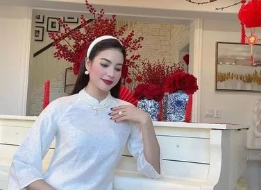 Sống tại Mỹ nhưng Hoa hậu Phạm Hương trang trí căn biệt thự tràn ngập không khí Tết truyền thống của Việt Nam.