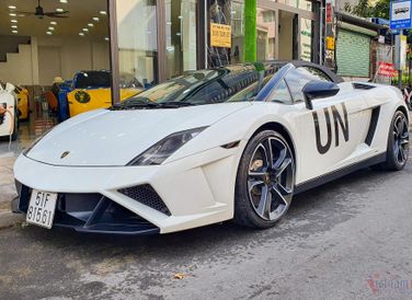 Trong vòng đời hơn 10 năm của mình, Lamborghini Gallardo trải qua 3 thế hệ, ra mắt lần lượt vào các năm 2003, 2008 và 2013. Chiếc Gallardo Spyder này thuộc bản nâng cấp facelift mới nhất vào năm 2013 khi sở hữu thiết kế cản trước dạng tam giác.