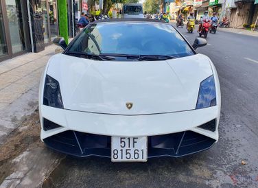 Chiếc xe mang màu sơn trắng Bianco Avus phần mui bạt màu đen. Màu sơn này vẫn được ông Đặng Lê Nguyên Vũ giữ nguyên, chỉ bổ sung thêm logo UN như các mẫu xe khác trong bộ sưu tập của ông.