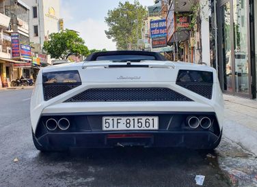 Tương tự phần đầu xe, cản sau của chiếc Gallardo Spyder này cũng được tinh chỉnh với phong cách hình tam giác, giúp phân biệt với bản LP560-4 ra mắt vào năm 2008.