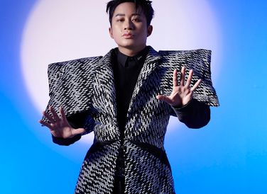 Hình ảnh chiếc áo checkered sequins với cầu vai to rộng đã gắn liền với big hit Ngày chưa giông bão hát cùng Bùi Lan Hương.