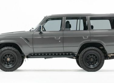 Nhà độ TLC4x4 ở Nam Carolina (Mỹ) vừa hoàn thành một chiếc Land Cruiser FJ62 đặc biệt với cảm hứng lấy từ xe Porsche 911 cổ.