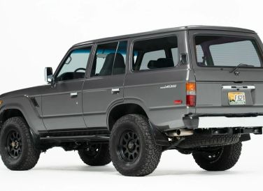 TLC4x4 cũng đã trang bị cho chiếc xe off-road này cụm đèn LED mới