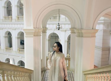 Cùng chiếc áo dài Fleur D’ Indochine 1930’s của nhà thiết kế Vũ Việt Hà, Tuệ Nhi đã khẳng định vị thế của văn hóa Việt tại những thủ đô lừng lẫy như Budapest, Praha, Paris, Warsaw, và Berlin. 