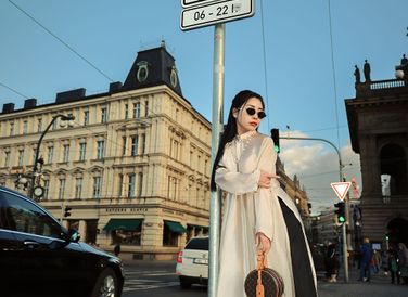Thay vì những khung cảnh quen thuộc với áo dài thướt tha bên hoa mai, hoa đào, bộ ảnh của Nhi kết hợp nét truyền thống Việt Nam và vẻ đẹp hiện đại của các thủ đô Châu Âu. 