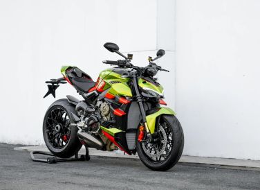 Sau nửa năm ra mắt, những chiếc Ducati Streetfighter V4S Lamborghini đầu tiên đã về đến Việt Nam. Ducati Việt Nam cho biết cả 3 chiếc Streetfighter V4S Lamborghini được mang về đều đã có chủ.