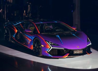 Tại triển lãm Art Basel 2023, Lamborghini tiếp tục mang đến một siêu phẩm hàng thửa: chiếc Revuelto Opera Unica với phối màu độc nhất thế giới. Đây tiếp tục là một dự án ấn tượng của bộ phận đặc biệt Ad Personam.
