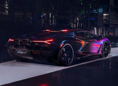 Điểm nổi bật của Lamborghini Revuelto Opera Unica là lớp sơn được thực hiện công phu. Tùy chọn này mất hơn 76 giờ thiết kế và 435 giờ sơn thủ công bởi các nghệ nhân của thương hiệu.