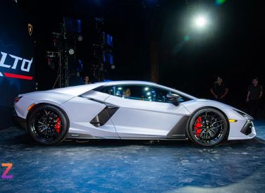 Những đường nét trên Revuelto pha trộn từ nhiều mẫu xe khác nhau của thương hiệu như Countach, Murcielago hay Sian FKP 37. Mẫu siêu xe này có kích thước tổng thể 4.947 x 2.266 x 1.160 mm (dài x rộng x cao), chiều dài cơ sở 2.779 mm. Khối lượng khô của Revuelto đạt mức 1.772 kg với tỉ lệ phân bố trục trước và sau lần lượt là 44% và 56%.