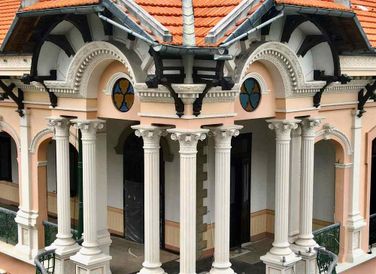 Nằm trong khuôn viên có diện tích hơn 2.800 m2 với 3 mặt tiền quay ra ba tuyến đường Võ Văn Tần - Bà Huyện Thanh Quan và Nguyễn Thị Diệu (Quận 3, TP HCM), căn biệt thự cổ như lọt thỏm giữa các tòa nhà cao tầng xung quanh.