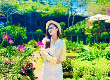 Lã Thanh Huyền là nữ diễn viên quen thuộc trong 'vũ trụ điện ảnh VTV'. Không chỉ xinh đẹp tài năng, Lã Thanh Huyền còn là doanh nhân thành đạt. Cô được mệnh danh là một trong số những nữ diễn viên 'đại gia' bởi khối tài sản đang sở hữu.