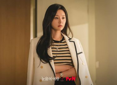 Trong lần đến gặp bác sĩ, nữ thừa kế sang trọng trong thiết kế từ Valentino.