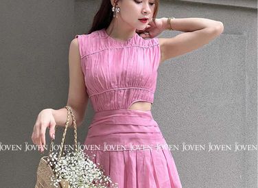 Mẫu đầm khoét eo của JOVEN vừa nữ tính lại vừa gợi cảm với khoảng hở vừa phải. Tông màu hồng của em nó cũng không quá kén da. Dù bạn theo style hiện đại, cá tính hay nữ tính, ngọt ngào thì đều có thể diện được em đầm này.
