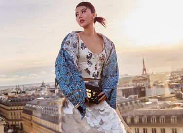 Tham gia show diễn của nhà mốt hàng đầu nước Pháp, nàng fashionista đình đám Việt chọn phong cách trẻ trung, thanh lịch với chân váy sequin phối cùng áo croptop và áo khoác có cùng họa tiết bên ngoài.