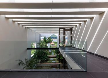 Thiết kế độc đáo với việc đưa ánh sáng tự nhiên vào nhà qua các tấm kính lớn và giếng trời phía trên cầu thang không chỉ tạo ra bức tranh toàn cảnh nghệ thuật mà còn giảm đáng kể sự phụ thuộc vào ánh sáng nhân tạo vào ban ngày.