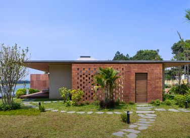 Điểm nhấn của biệt thự là những bức tường đá ong - vật liệu có nguồn gốc từ địa phương.