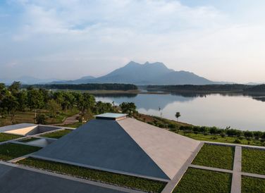 Thiết kế "mở" giúp phát huy tối đa lợi thế tầm nhìn hướng trực diện ra hồ Suối Hai và núi Tản Viên, mà không có bất kỳ công trình hay vật cản nào che chắn.