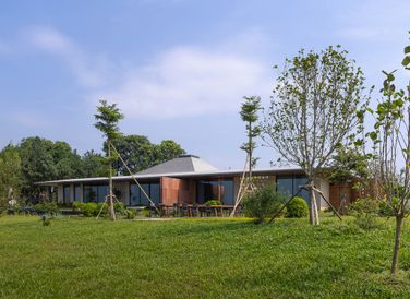 Công trình có quy mô một tầng, diện tích xây dựng 900 m2, tọa lạc trên khu đất rộng 40.000 m2 tại Ba Vì (Hà Nội). Công trình được thiết kế theo hướng "mở", nhằm tận dụng các ưu điểm về vị trí.