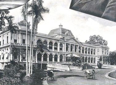 Dinh toàn quyền (dinh Độc Lập ngày nay) được xây từ nửa cuối thế kỷ 19. Để xây công trình, chính quyền mở cuộc thi thiết kế với giải thưởng 4.000 Franc. Theo sử liệu, vật tư xây cất phần lớn được chuyển từ Pháp sang. Lúc bấy giờ, đại lộ Thống Nhất (nay là đường Lê Duẩn) vẫn còn bùn lầy, ẩm thấp. Từ 1887 đến 1945, nhiều đời toàn quyền Pháp sử dụng dinh thự này làm nơi ở và làm việc trong suốt thời kỳ xâm lược Ðông Dương.
