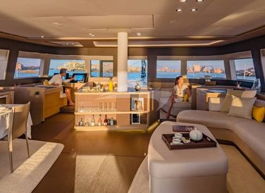 Dựa trên hình mẫu Seventy 7 của hãng Lagoon, chiếc mới này được chế tạo ở Bordeaux, Pháp. 