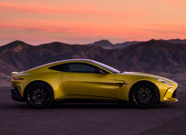 Aston Martin mô tả chiếc Vantage là “mẫu xe tập trung vào người lái nhất và nhanh nhất trong lịch sử 74 năm của hãng”.