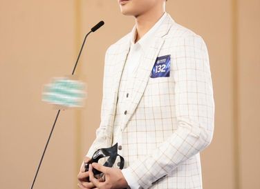 Giới thiệu bản thân ở vòng sơ khảo, Hữu Khanh ví mình như chim hải âu vì gia đình đã sống ở nhiều vùng miền. Anh sinh ra ở Phú Thọ, vào Tây Nguyên lúc 3 tuổi, gia đình chuyển ra Hòa Bình lập nghiệp khi Hữu Khanh học lớp 4.