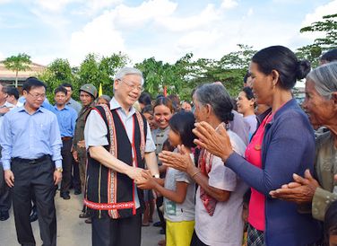 Tổng Bí thư Nguyễn Phú Trọng đến thăm nhân dân thôn Kon Rờ Bàng 2, xã Vinh Quang, thành phố Kon Tum chiều 13/4/2017